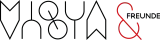 Logo des Vereins MiQua Freunde: Der Schriftzug ‚MiQua‘ erscheint in sehr dunkler Typografie auf schwarzem Hintergrund. Rechts daneben befindet sich ein rotes, stilisiertes Ampersand (&), daneben das Wort ‚FREUNDE‘ in Großbuchstaben.