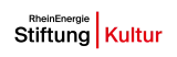 Logo der RheinEnergie Stiftung Kultur: Der Schriftzug „RheinEnergie“ steht in Schwarz über dem großen schwarzen Wort „Stiftung“. Rechts davon trennt ein roter senkrechter Balken den roten Schriftzug „Kultur“ vom restlichen Logo. Hintergrund in hellem Grau.
