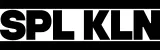 Logo des Schauspiel Köln: Der Schriftzug „SPL KLN“ erscheint in großen, dunkelgrauen Blockbuchstaben auf hellem Hintergrund, eingefasst von dunkelgrauen Balken oben und unten.