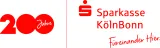 Logo of Sparkasse KölnBonn with a red “S” symbol, red lettering “Sparkasse KölnBonn,” and the handwritten slogan “Füreinander Hier.” on a light background.