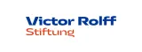 Logo der Victor Rolff Stiftung in dunkelblauer und orangefarbener Schrift auf hellgrauem Hintergrund. „Victor Rolff“ steht groß in Dunkelblau, darunter „Stiftung“ in Orange.