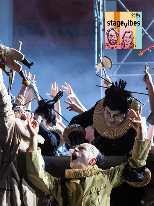 Szenenfoto aus der Oper Turandot: Mehrere Darstellerinnen und Darsteller mit weiß geschminkten Gesichtern und kostümhaften Halskrausen bewegen sich expressiv auf der Bühne. Im Vordergrund hebt eine Person mit weit geöffnetem Mund die Arme, während weitere Ensemblemitglieder im Hintergrund gestisch agieren. Die Szene wirkt energiegeladen und dramatisch. Oben rechts ist das Cover von stage.vibes, dem Podcast der Oper Köln, eingeblendet.