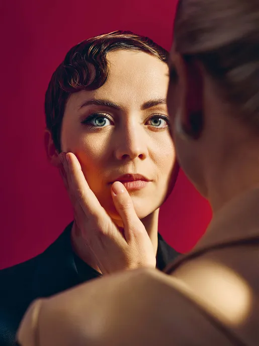 Premieremotiv zu Richard Strauss’ „Der Rosenkavalier“: Die Feldmarschallin berührt Octavian an der Wange.