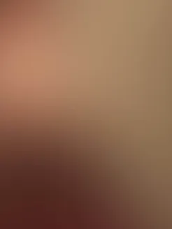 Abstract mood image with soft color gradients in warm beige, rosé, and deep red tones. The colors blend gently into one another, creating a calm, atmospheric visual impression with a warm light quality. The image reflects the color palette of the premiere motif of Der Rosenkavalier and conveys an elegant, slightly melancholic mood.
