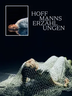 Plakat für den Theaterworkshop Hoffmanns Erzählungen. Vor einer dunklen Bühnenkulisse liegt eine Person in weißer Kleidung am Boden, umgeben von einem grobmaschigen Netz, das den Vordergrund durchzieht. Mit geschlossenen Augen blickt sie nach oben. Im oberen linken Bereich ist ein gerahmtes Foto eines Mannes zu sehen, dessen Gesicht sich in einer Wasseroberfläche spiegelt. Rechts daneben steht der Titel „Hoffmanns Erzählungen“ in großer weißer Serifenschrift. Die Stimmung wirkt traumhaft und geheimnisvoll.