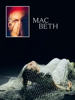 Plakat für den Theaterworkshop Madama Butterfly. Vor einer dunklen Bühnenkulisse liegt eine Person in weißer Kleidung am Boden, umgeben von einem grobmaschigen Netz im Vordergrund. Mit geschlossenen Augen blickt sie nach oben. Oben links befindet sich ein Porträt eines Mannes, der mit weit geöffneten Augen in die Kamera blickt und einen Teil seines Gesichts mit den Händen verdeckt. Rechts daneben steht der Titel „Macbeth“ in großer weißer Serifenschrift. Die Stimmung wirkt traumhaft und geheimnisvoll.