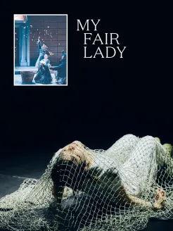 Plakat für den Theaterworkshop Madama Butterfly. Vor einer dunklen Bühnenkulisse liegt eine Person in weißer Kleidung am Boden, umgeben von einem grobmaschigen Netz im Vordergrund. Mit geschlossenen Augen blickt sie nach oben. Im oberen linken Bereich befindet sich ein gerahmtes Foto einer Bühnenszene mit mehreren Personen, die Blütenblätter oder Konfetti in die Luft werfen. Rechts daneben steht der Titel „My Fair Lady“ in großer weißer Serifenschrift. Die Stimmung wirkt traumhaft und geheimnisvoll.