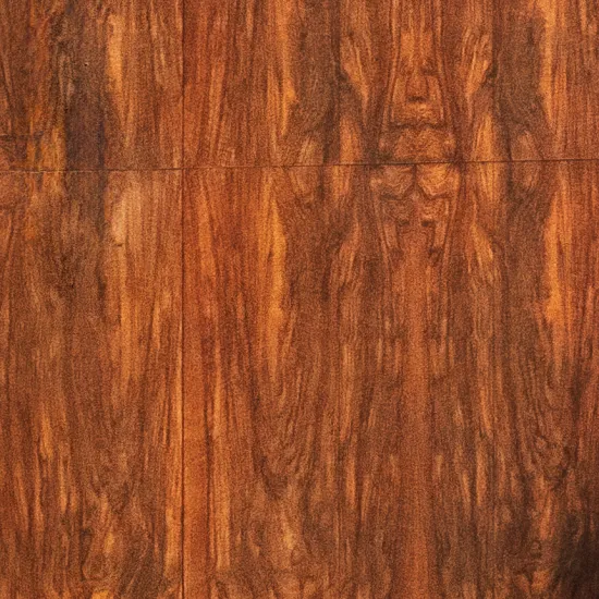 Detailaufnahme der markanten Holzvertäfelung im Saalinnenraum der Oper Köln am Offenbachplatz. Die Maserung des Holzes ist deutlich sichtbar und wirkt lebendig, während die warme Farbgebung dem Raum eine elegante und einladende Wirkung verleiht.