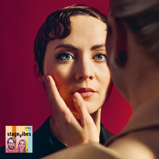 Premieremotiv zu Richard Strauss’ „Der Rosenkavalier“: Die Feldmarschallin berührt Octavian an der Wange. Unten links ist das Visual des Opernpodcasts „Stagevibes“ eingeblendet.