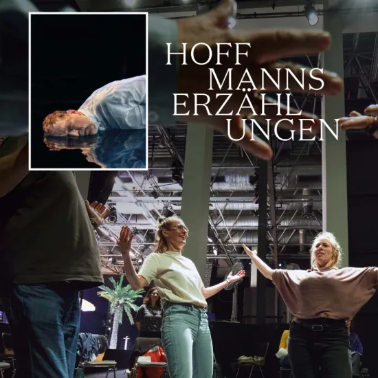 Mehrere Jugendliche und junge Erwachsene bewegen sich während einer Performance von Oper.Stadt.Schule über eine Bühne. 