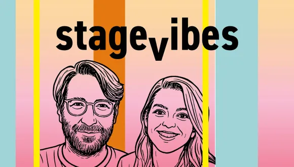 Visual zum Podcast StageVibes. Der Titel steht in großer schwarzer Schrift auf einem Farbverlauf von Apricot zu Pink. Mehrere vertikale Streifen in Orange, Gelb und Hellblau strukturieren das Bild. Auf der rechten Seite sind zwei lächelnde Personen als schwarz-weiße Illustrationen dargestellt. Das Design wirkt modern, farbenfroh und dynamisch.